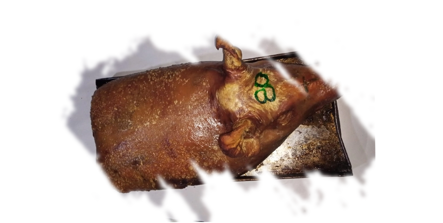 Imagen de un delicioso cojín de lechona tolimense, listo para ser disfrutado.