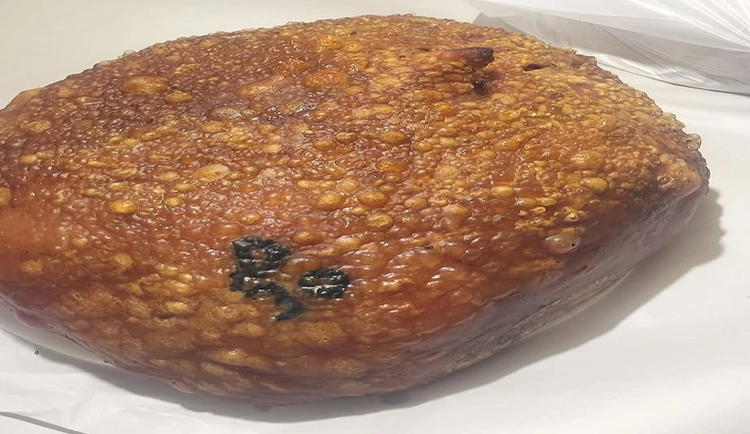 Cojín de lechona para 20 personas, ideal para compartir en familia.